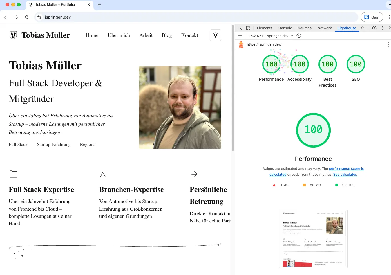 ispringen.dev Portfolio mit 100 Punkten in Lighthouse Screenshot der Startseite von ispringen.dev mit geöffneter Chrome DevTools Lighthouse Ansicht. Alle Kategorien zeigen 100 Punkte. Links das Hero mit Porträt von Tobias Müller sowie Navigation Home, Über mich, Arbeit, Blog und Kontakt. Visualisiert die Performance und Zugänglichkeit des Portfolios von Tobias Müller auf ispringen.dev.